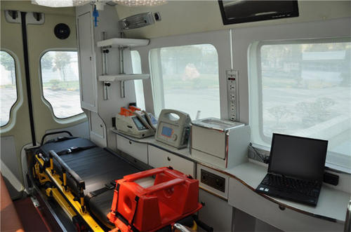 道县救护车内部